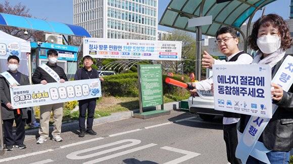 경기도 수원특례시청 공무원들이 청사방문 민원인에 대한 차량5부제 시행을 안내하고 있다. [사진=수원특례시]