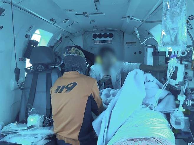 지난 1월 1일 출산이 이뤄지는 소방헬기 한라매 내부 현장 (제주소방안전본부 제공)