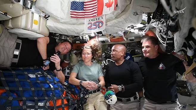 9일(한국시간) 우주선에서 기자회견 중인 아르테미스 2호 우주비행사들. [AP=연합뉴스]