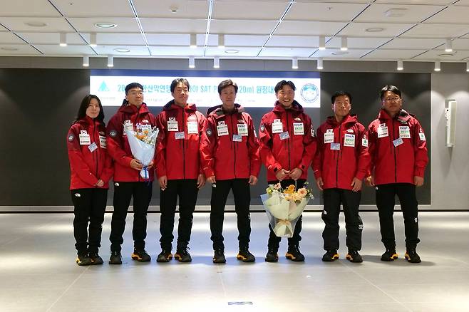 히말라야 6220m의 사트피크 원정에 나서는 대한산악연맹 원정대. 배서영·이의준·최지호 대원, 안치영 원정대장, 최형욱·백종민·이상국 대원(왼쪽부터) 등 7명이다. [사진 대한산악연맹]