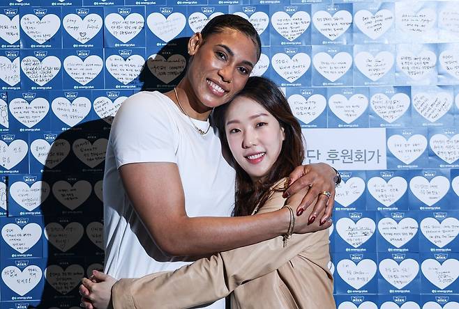 챔프전 MVP 실바(왼쪽)와 그의 곁을 지키며 우승을 도운 이지언 통역사. 가평=김경록 기자