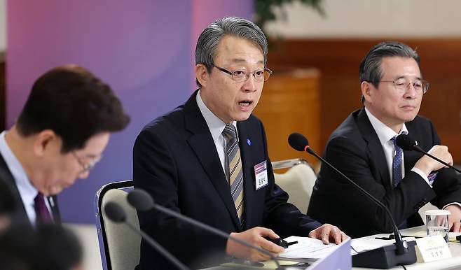 김성식 국민경제자문회의 부의장이 9일 청와대에서 열린 국민경제자문회의 제1차 전체회의에서 대전환기 한국경제 진단과 중점과제 주제로 보고하고 있다. 청와대통신사진기자단, 뉴스1