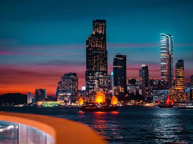 밤에 바라본 로즈우드 홍콩 전경. 사진 로즈우드 홍콩