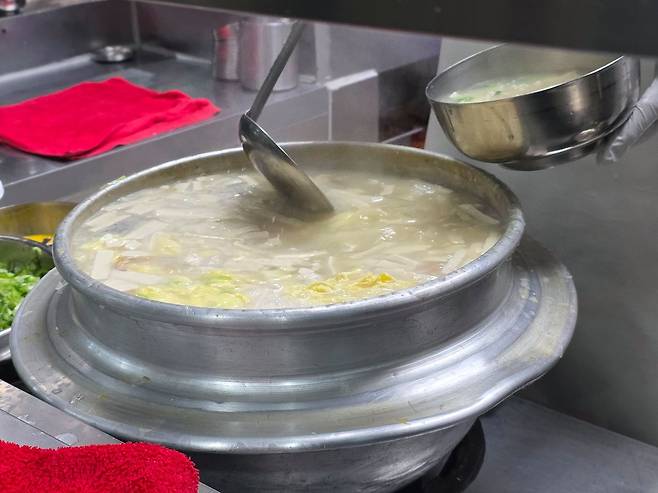 계란은 반드시 손님 상에 나가기 직전에 푸는 것도 원칙이다. 사진 송원섭 기자