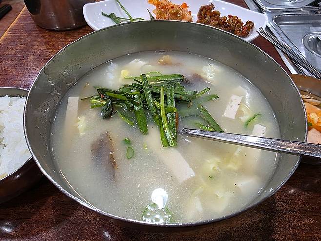 부추절임을 국물에 담그면 풍비가 좋아진다. 사진 송원섭 기자