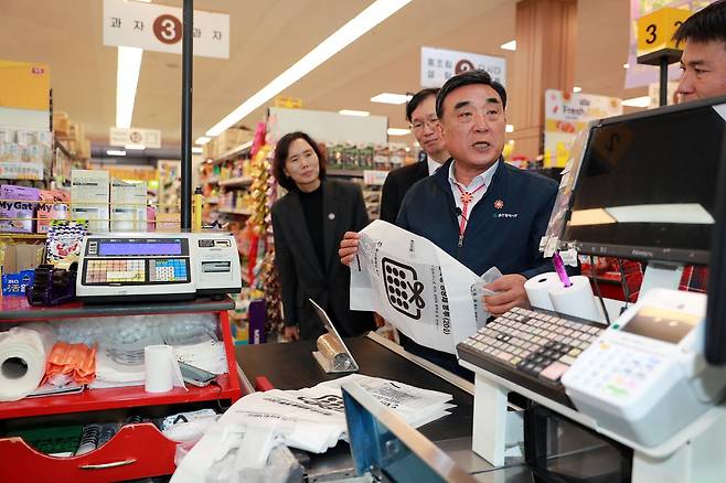 31일 울산시 북구의 한 마트를 방문한 김두겸 울산시장이 쓰레기 종량제 봉투 수급 상황을 점검하고 있다. 연합뉴스