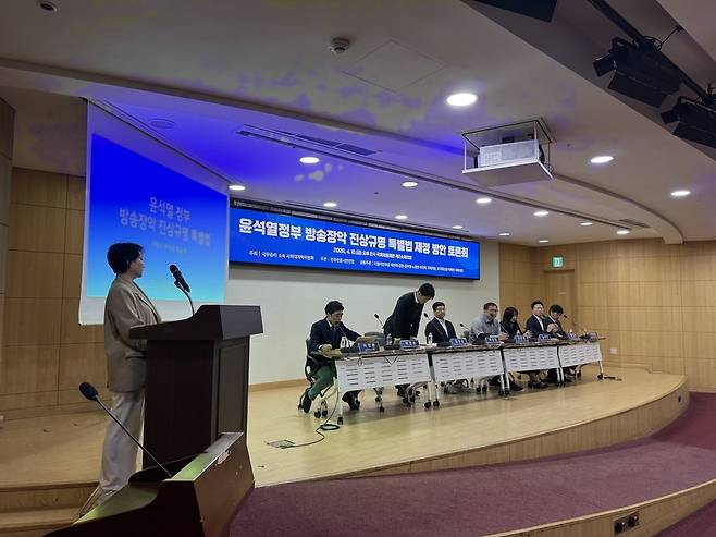10일 서울 영등포구 국회의원회관에서 이진순 사회대개혁위원회 정치·민주분과 위원장이 ‘방송장악 진상규명 특별법’에 대해 발표하고 있다. /김한내 기자