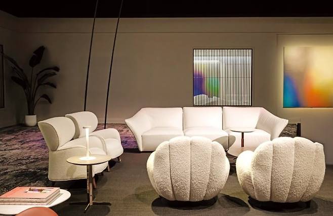 사우디아라비아 리야드의 킹 압둘라 금융지구에서 열린 로드쇼 ‘레드 인 프로그레스’ (위). 아래는 살로네 델 모빌레 밀라노가 지난해 미국 마이애미에서 열린 아트바젤 마이애미 비치 2025에 마련한 컬렉터스 라운지.    /ⓒ Socialrise, 살로네 델 모빌레.밀라노 제공