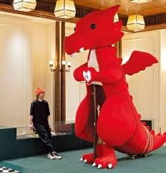 로즈우드 홍콩 로비에 설치된 아티스트 프랭키의 작품.  /로즈우드 홍콩 제공