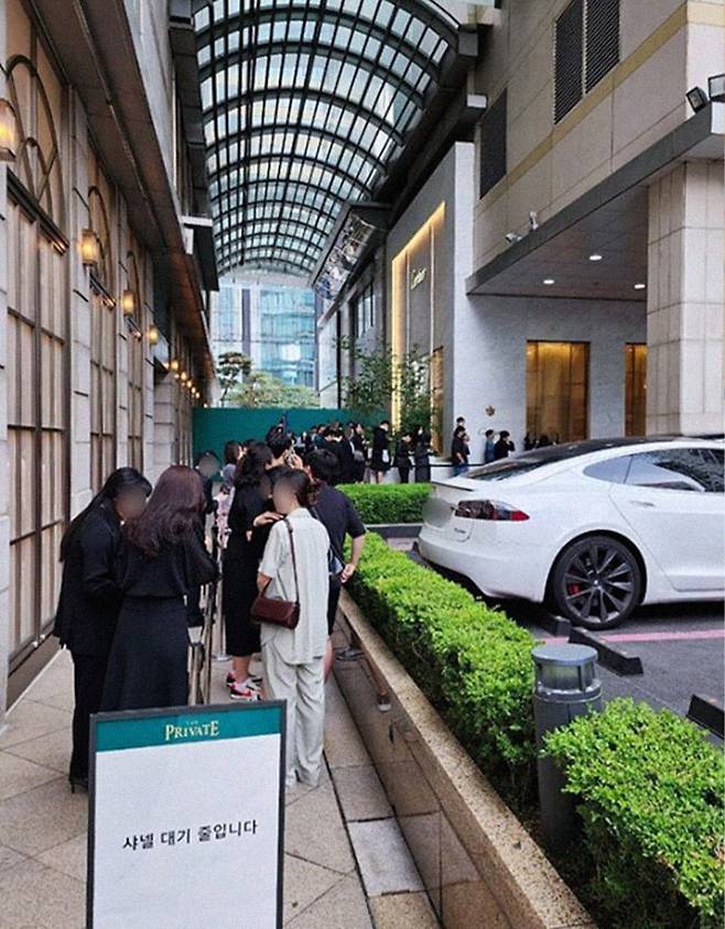 롯데백화점 본점 ‘더 프라이빗’행사 전 입장을 대기 중인 VIP고객들 / 사진=뉴데일리