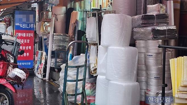 서울 중구 방산시장에 비닐 가게 앞에 비닐 제품이 놓여 있다. 사진=오세성 기자