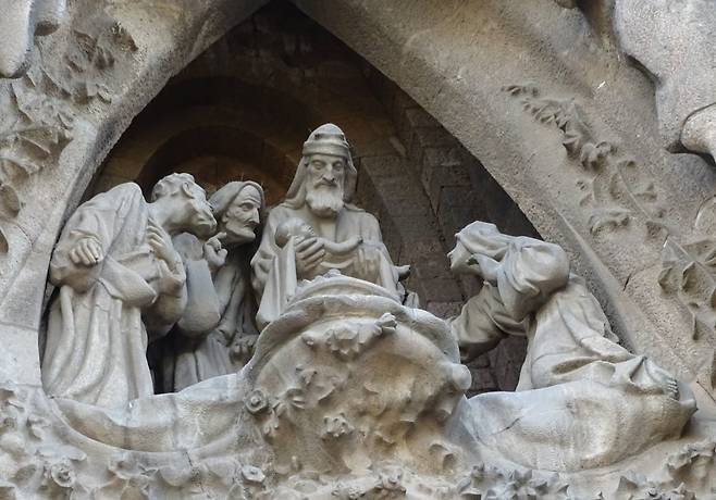 사그라다 파밀리아 탄생 파사드. 가우디 생전에 완성된 유일한 파사드다. 예수 탄생 장면의 조각들은 실제 사람과 동물을 석고로 본떠 만들었다.