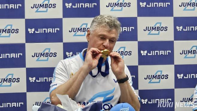 헤난 달 조토 대한항공 감독이 10일 오후 7시 인천 계양체육관에서 열린 현대캐피탈과 ‘진에어 2025~2026 V-리그’ 남자부 챔피언결정전 5차전이 끝나고 기자회견에 참석하고 있다. 송한석 기자