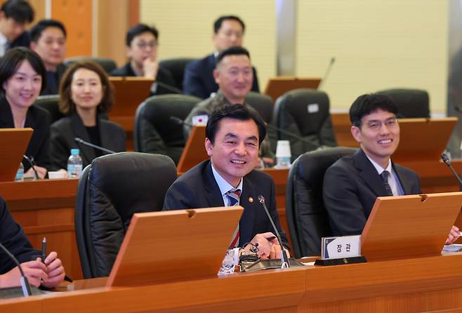 안규백 국방부장관이 4월 10일(금) 국방과학연구소 대회의실에서 연구원들과 소통간담회를 가지고 있다. [국방부]