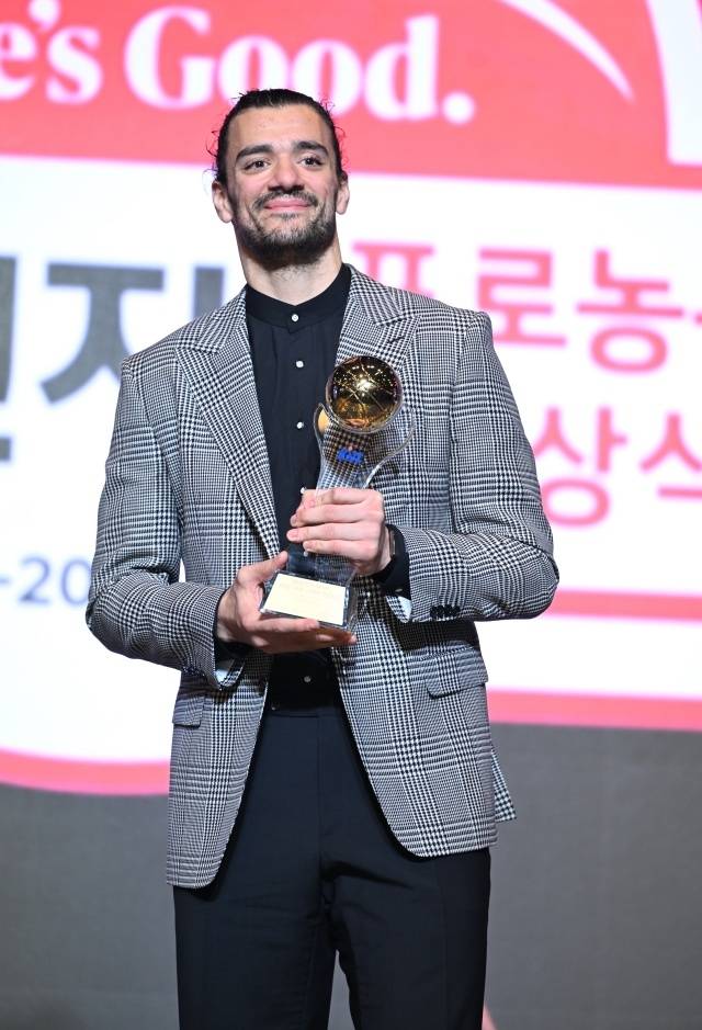 창원 LG의 마레이는 9일 그랜드 인터컨티넨탈 서울 파르나스 그랜드 볼룸에서 열린 2025-26 LG전자 프로농구 시상식에서 외국선수 MVP에 선정됐다. 사진=KBL 제공