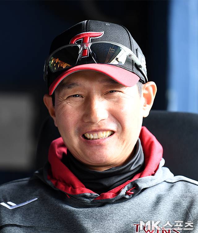 3월 29일 서울 잠실야구장에서 ‘2026 프로야구’ KT 위즈와 LG 트윈스의 경기가 열린다. LG 염경엽 감독이 취재진과 이야기를 나누고 있다. 사진=천정환 기자