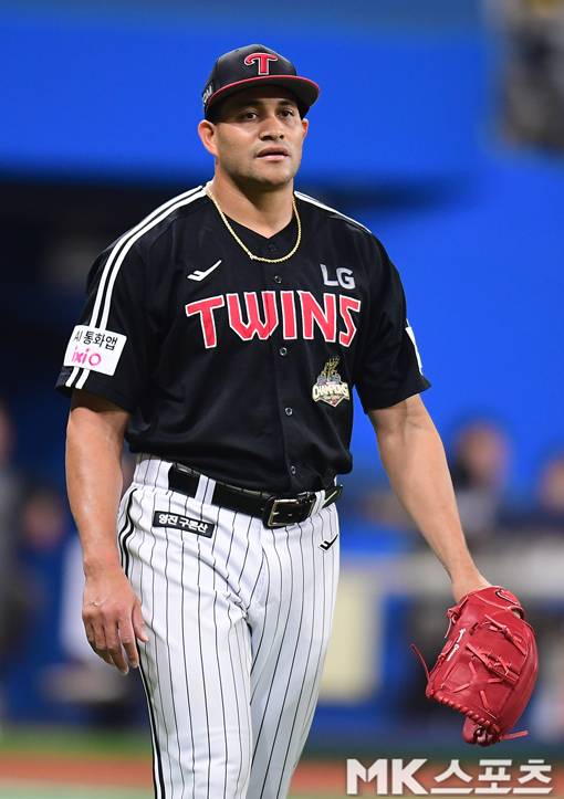 3일 오후 고척스카이돔에서 2026 프로야구 LG 트윈스와 키움 히어로즈의 경기가 벌어졌다. 3회 말에서 LG 선발 치리노스가 3실점을 한 후 아쉬워하고 있다. 키움은 LG를 홈으로 불러들여 홈 개막전 승리를 위해 전력을 다하고 있다. 리그 5위의 LG는 키움을 상대로 3연승에 도전하고 있다. 사진=김재현 기자