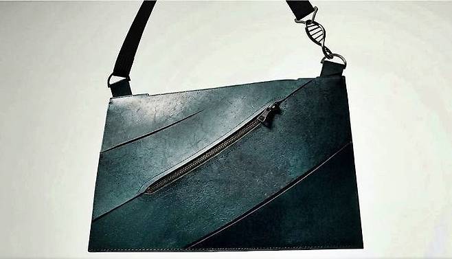 티라노사우루스 렉스 화석에서 추출한 콜라겐을 활용해 만든 가죽 핸드백./사진=VML