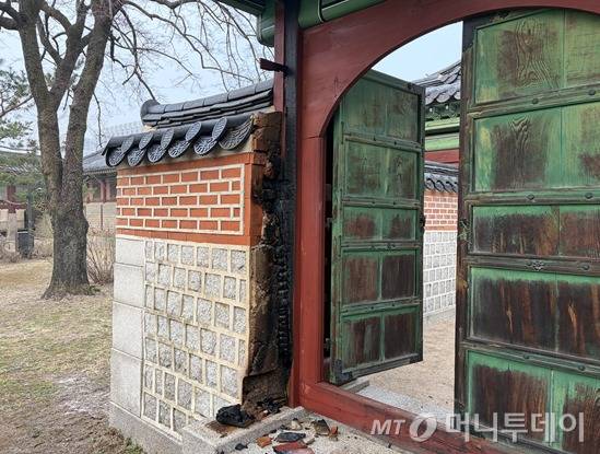 28일 새벽에 발생한 화재로 쪽문의 보조기둥 등이 피해를 입은 경복궁 자선당 삼비문 모습./사진=뉴스1.