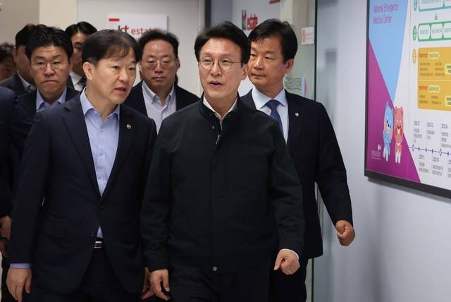 김민석 국무총리가 10일 광주 동구의 중앙응급의료센터 광주·전라 광역응급의료상황실을 방문하고 있다. 연합뉴스