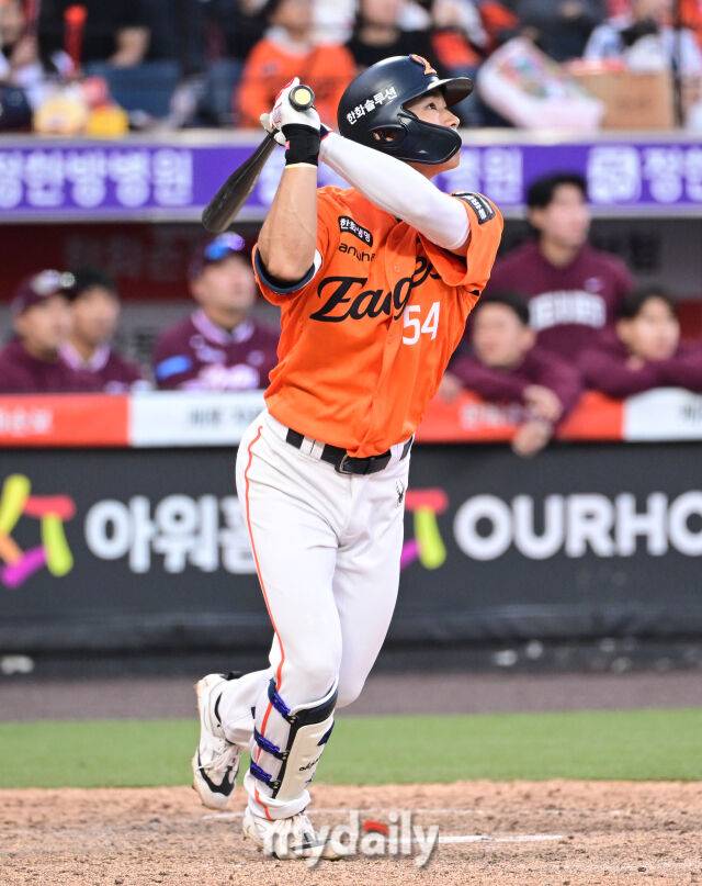 2026년 3월 28일 오후 대전 한화생명볼파크에서 열린 ‘2026 신한 SOL KBO리그' 개막전 키움 히어로즈와 한화 이글스의 경기. 한화 오재원이 연장 11회말 무사 1루서 우익수 플라이를 치고 있다./마이데일리