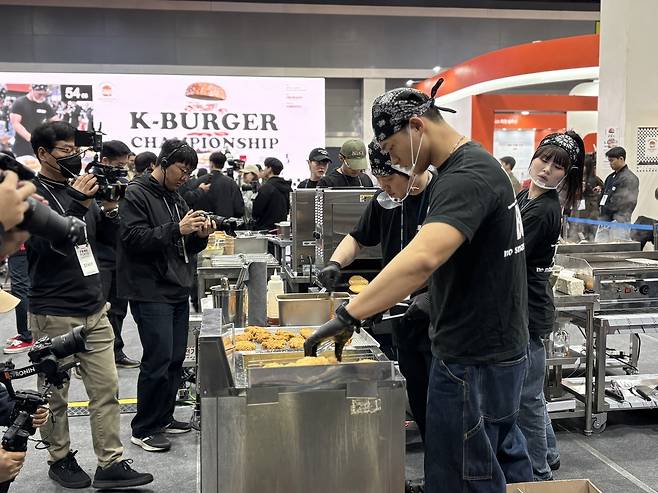 지난 9일 서울 서초구 양재동 aT센터에서 열린 ‘2026 웰스토리 푸드페스타’의 부대행사로 진행된 ‘2026 코리아버거챔피언십’ 세미파이널에서 한 참가자가 치킨버거에 들어갈 치킨 패티를 튀기고 있다. 강승연 기자