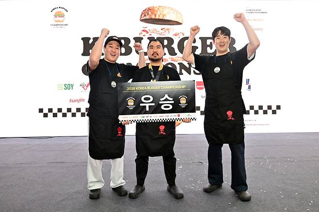 지난 9일 서울 양재동 aT센터에서 삼성웰스토리 후원으로 열린 ‘2026 코리아버거챔피언십(KBC)’ 본선에서 프리미엄 버거 전문점 제스티살룬 팀이 1위를 차지하고 기념사진을 촬영하고 있다. [삼성웰스토리 제공]