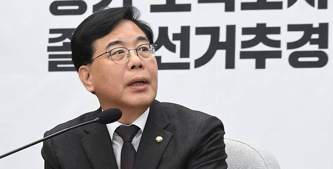 송언석 국민의힘 원내대표가 10일 오전 서울 여의도 국회에서 열린 원내대책회의에서 모두발언을 하고 있다.  이상섭 기자