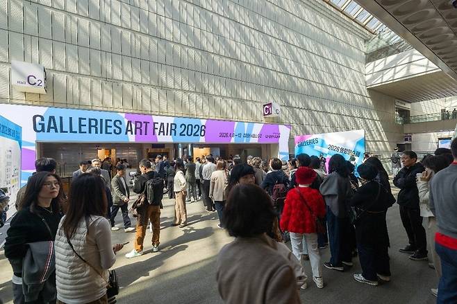 화랑미술제 개막 첫날인 8일 4500여명이 행사장을 찾아 국내 미술 시장에 기대감을 불어넣었다.  [한국화랑협회 제공]