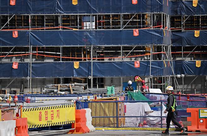 내년부터 종합건설업체가 4억3000만원 미만의 전문공사도 수주할 수 있게 되면서 종합건설업과 전문건설업 간 갈등이 격화되고 있다. 서울 도심 내 한 공사현장의 모습. [헤럴드DB]