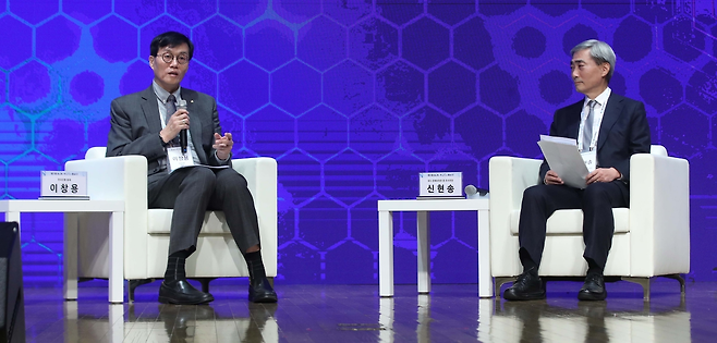 신현송(오른쪽) 차기 한국은행 총재 후보자가 2023년 초 대한상공회의소에서 열린 ‘경제패러다임의 변화와 한국경제의 대응 방안’ 세미나에서 이창용 한은 총재와 대담하고 있는 모습. [뉴시스]