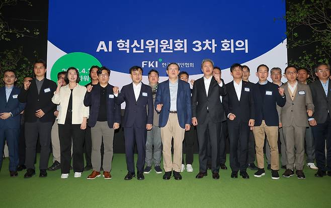 10일 서울 강남구 역삼동 GS타워에서 열린 AI혁신위원회 3차회의에서 허태수 GS그룹 회장(앞줄 왼쪽 여섯번째)을 비롯한 참석자들이 기념 촬영하고 있다. [연합]