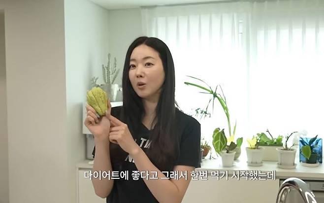 [서울=뉴시스] 배우 김사랑(48)이 자신의 다이어트 식단으로 차요테를 소개했다. (사진='김사랑 sa rang' 유튜브 채널 캡처) *재판매 및 DB 금지