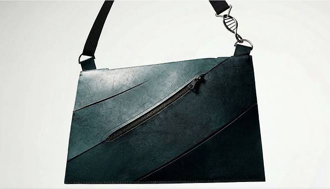 [서울=뉴시스]티라노사우루스 렉스 화석에서 추출한 콜라겐을 활용해 만든 가죽 핸드백.(사진출처: VML)