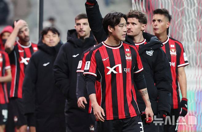 [서울=뉴시스] 조성우 기자 = 4일 오후 서울 마포구 서울월드컵경기장에서 열린 2025-2026시즌 아시아축구연맹(AFC) 챔피언스리그 엘리트(ACLE) 16강 1차전 FC서울과 비셀 고베의 경기, FC서울 송민규 등 선수들이 고베에 0-1로 패한 뒤 아쉬운 표정으로 그라운드를 돌며 팬들에게 인사하고 있다. 2026.03.04. xconfind@newsis.com