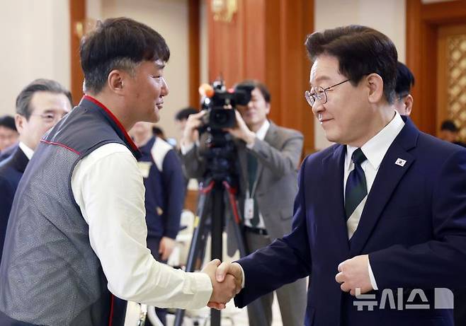 [서울=뉴시스] 최동준 기자 = 이재명 대통령이 10일 청와대에서 열린 민주노총 초청 간담회에서 양경수 민주노총 위원장과 악수하고 있다. 2026.04.10. photocdj@newsis.com