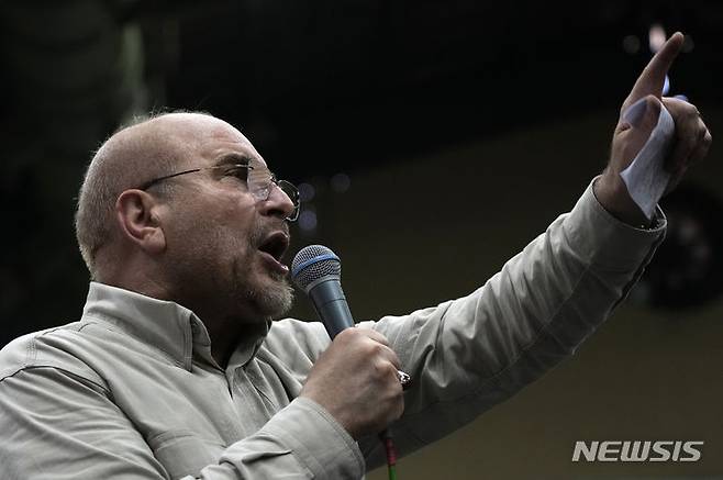 [테헤란=AP/뉴시스] 이란의 종전 협상 대표로 알려진 모하마드 바게르 갈리바프 국회의장이 "이란의 권리를 담은 10개항이 결정적으로 수용된 것은 중대 전환점"이라며 "미국이 계속 약속을 위반한다면 우리는 저항을 다시 강화할 것"이라고 밝혔다. 2026.04.10.