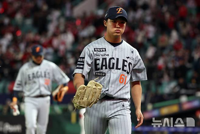 [인천=뉴시스] 최진석 기자 = 7일 인천 랜더스필드에서 열린 2026 KBO리그 한화 이글스와 SSG 랜더스의 경기, 8회말 한화 정우주가 무실점으로 이닝을 막은 후 더그아웃으로 들어가고 있다. 2026.04.07. myjs@newsis.com