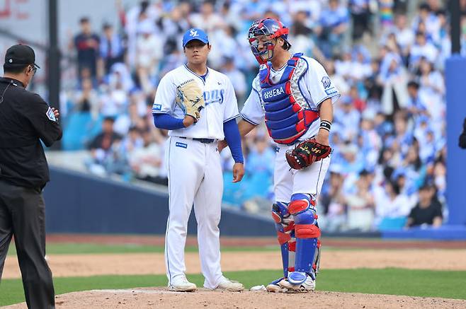 [서울=뉴시스] 프로야구 삼성 라이온즈의 배찬승(왼쪽)이 29일 대구 삼성라이온즈파크에서 열린 2026 신한 쏠 KBO리그 롯데 자이언츠전에 불펜 등판해 흔들리자 강민호(오른쪽)가 마운드에 방문해 그를 격려하고 있다. (사진=삼성 라이온즈 제공) 2026.03.29. *재판매 및 DB 금지