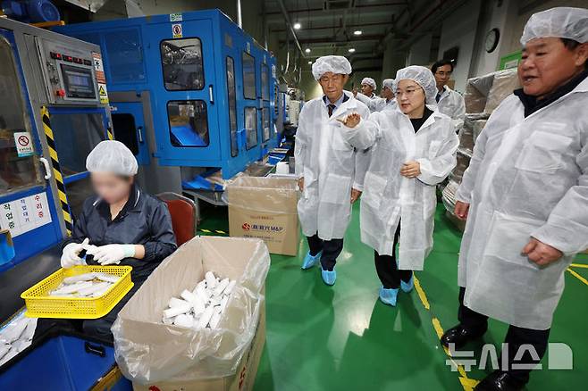 [부천=뉴시스] 조성우 기자 = 한성숙 중소벤처기업부 장관이 10일 경기 부천시 오정구의 한 플라스틱 사출 업체 신광엠앤피를 찾아 생산공정을 살펴보며 현황을 점검을 하고 있다. 2026.04.10. xconfind@newsis.com