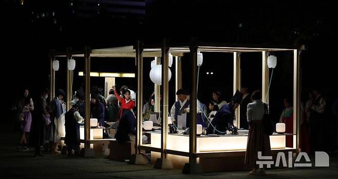 [서울=뉴시스] 김선웅 기자 = 9일 서울 종로구 경복궁에서 열린 궁중문화축전에서 한복을 입은 시민들이 이벤트에 참여하고 있다.국가유산청 궁능유적본부와 국가유산진흥원은 9일부터 13일까지 서울 4대 고궁(경복궁·창덕궁·창경궁·덕수궁)에서 2024 가을 궁중문화축전을 개최한다. 올해로 10주년을 맞은 궁중문화축전은 고궁에서 다양한 전통문화를 즐길 수 있는 국내 최대 문화유산 축제다. 2024.10.09. mangusta@newsis.com