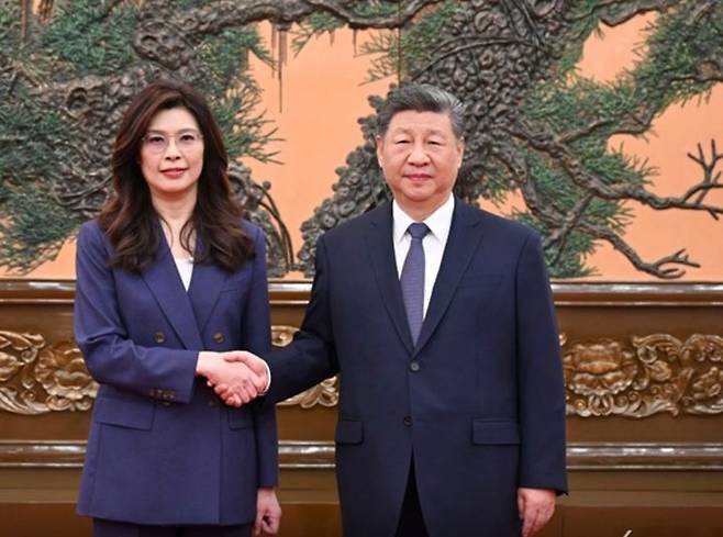 [베이징=신화/뉴시스] 시진핑 중국 국가주석과 정리원 대만 국민당 주석이 10일 오전 베이징 인민대회당에서 만나 회담하기 전 악수하고 있다. 2026.04.10.  *재판매 및 DB 금지