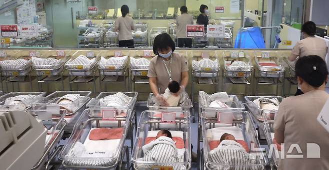 [인천=뉴시스] 지난해 26일 인천 미추홀구 아인병원 신생아실에서 간호사들이 신생아들을 돌보고 있다. 지난해 미국 출산율이 사상 최저치를 기록했다고 9일(현지 시간) 워싱턴포스트(WP) 등이 보도했다. (사진=뉴시스DB) 2026.04.10.