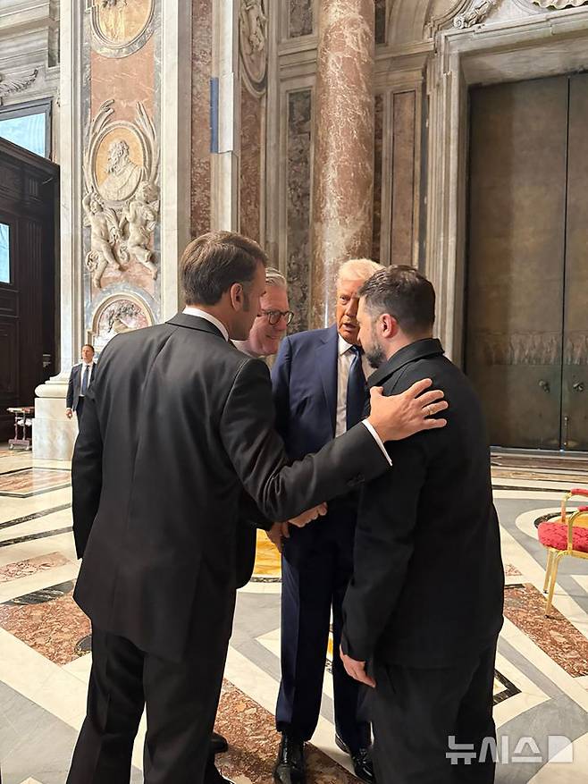 [바티칸=AP/뉴시스]도널드 트럼프 미 대통령과 에마뉘엘 마크롱 프랑스 대통령, 키어 스타머 영국 총리, 볼로디미르 젤렌스키 우크라이나 대통령이 2025년 4월26일 프란치스코 교황 장례식 참석차 방문한 바티칸에서 모여 대화하고 있다. 트럼프 대통령과 레오 14세 교황 간 극심한 갈등으로 레오 14세 교황은 올해 말로 예정됐던 미국 방문 계획을 보유하기도 했다. 2026.04.10..