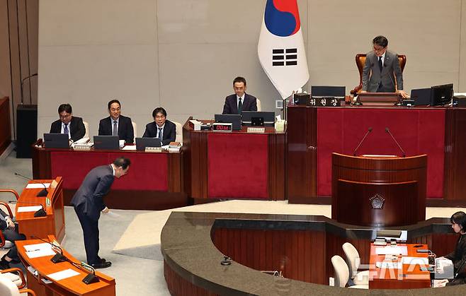 [서울=뉴시스] 김금보 기자 = 박홍근 기획예산처 장관이 10일 오후 서울 여의도 국회에서 열린 예산결산특별원회에서 2026년도 제1회 추가경정예산안 가결에 대해 인사말을 마친 뒤 인사하고 있다. 2026.04.10. kgb@newsis.com