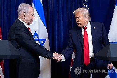 지난해 12월 공동기자회견을 한 베냐민 네타냐후(왼쪽) 이스라엘 총리와 도널드 트럼프(오른쪽) 미국 대통령이 악수하는 모습 [AP=연합뉴스 자료사진]