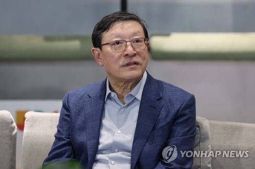 질문에 답하는 허태수 회장 (서울=연합뉴스) 김주형 기자 = AI혁신위원회 위원장인 허태수 GS 회장이 10일 서울 강남구 역삼동 GS타워에서 열린 AI혁신위원회 3차회의에 앞서 취재진의 질문에 답변하고 있다. 2026.4.10 kjhpress@yna.co.kr