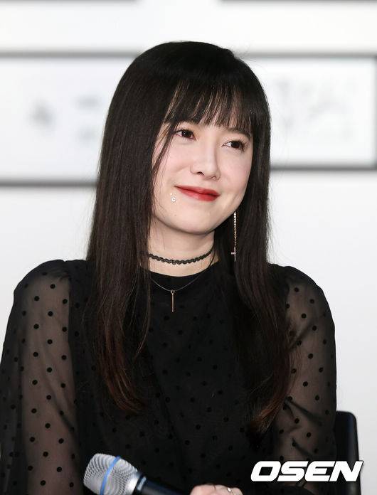 [OSEN=민경훈 기자] 23일 오전 서울 서초구 서초동 예술의 전당 한가람미술관 제 7 전시실에서 구혜선 '서태지의 lyrics 아래로 : 구혜선의 newage' 기자간담회: 작곡, 연출의 음악 영상 전시회가 열렸다.배우 겸 작가 구혜선이 전시회에서 취재진의 질문에 답하며 미소짓고 있다. / rumi@osen.co.kr