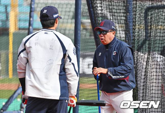 [OSEN=부산, 이석우 기자] 3일 부산 사직야구장에서 2026 신한 SOL KBO 리그 롯데 자이언츠와 SSG 랜더스의 경기가 열린다. 홈팀 롯데는 로드리게스가, 방문팀 SSG는 화이트가 선발 출전한다.롯데 자이언츠 김태형 감독이 손성빈과 얘기를 하고 있다. 2026.04.03 / foto0307@osen.co.kr