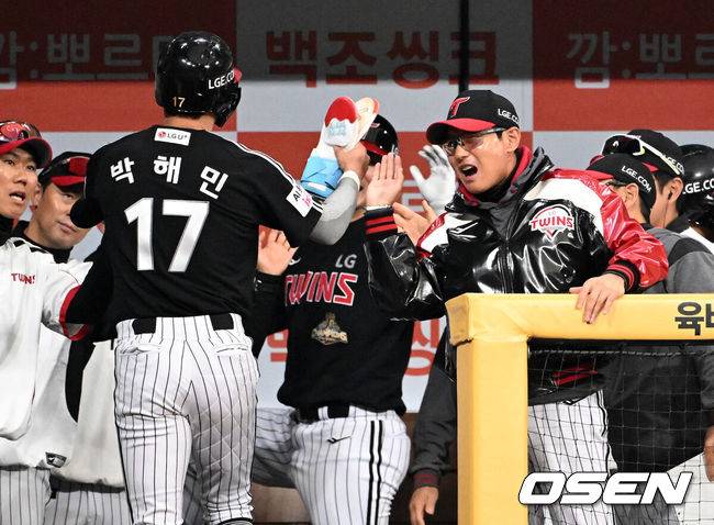 [OSEN=고척, 이대선 기자] 5일 서울 고척스카이돔에서 2026 신한 SOL KBO리그 키움 히어로즈와 LG 트윈스의 경기가 열렸다. 이날 키움은 와일스, LG는 톨허스트를 선발로 내세웠다. 4회초 무사 2,3루에서 LG 오지환의 중전 적시타 때 홈을 밟은 천성호와 박해민이 더그아웃에서 염경엽 감독과 환호하고 있다. 2026.04.05 /sunday@osen.co.kr